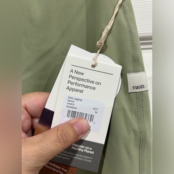 Vuori Women's Medium Daily Legging Green NWT High Rise 7/8 Insteam No-Slip - Picture 8 of 8